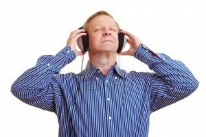 anciano-escuchar-musica-con-auriculares