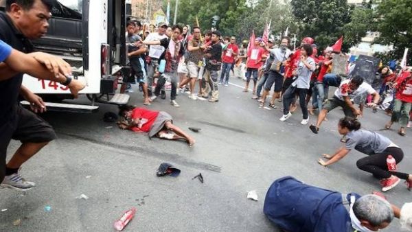 Vehículo policial de Filipina arrolla a grupos de manifestantes.