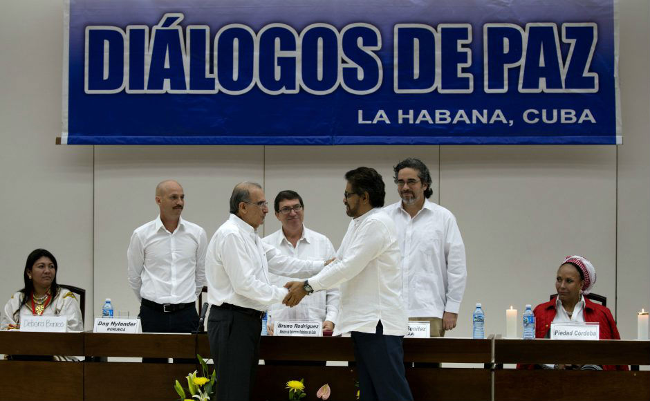 La FARC y Colombia negocian acuerdo para el cese al fuego bilateral y definitivo.
