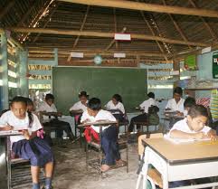Panamá con una economía pujante y aun existen escuelas rancho.