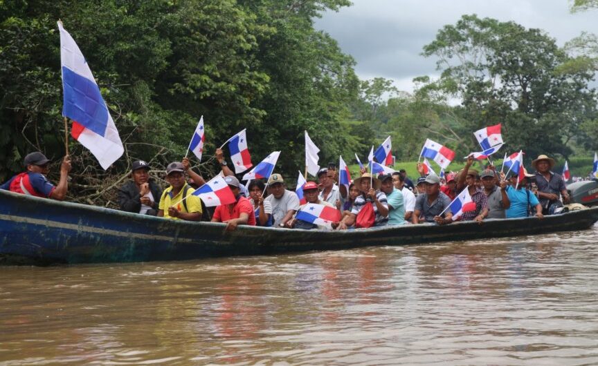 Campesinos organizados realizan marcha acuática en defensa al Rio Indio.